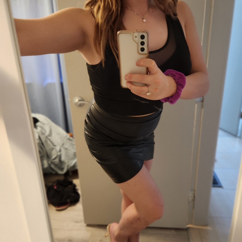 DYNANITE PLEATHER SKIRT SMALL